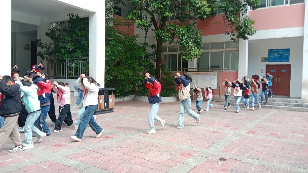 宜东镇梨园小学地震应急演练 第14张