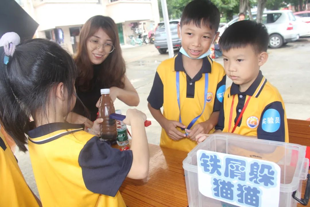 “体验科技魅力,放飞科学梦想”——新城小学科技成果展暨六一亲子游园活动盛大举行 第42张