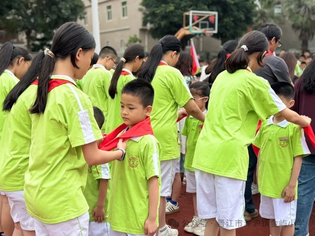 【出彩·德育】2024年金屿小学开展“红领巾爱祖国”六一儿童节系列活动——“逐梦红领巾 争做好队员”2023级首批新队员入队仪式 第24张