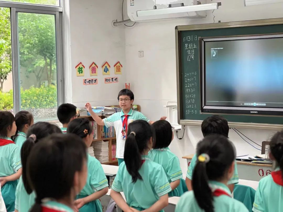 音乐点亮生活 歌声唱响未来——赤城小学“红五月”班班有歌声比赛 第12张