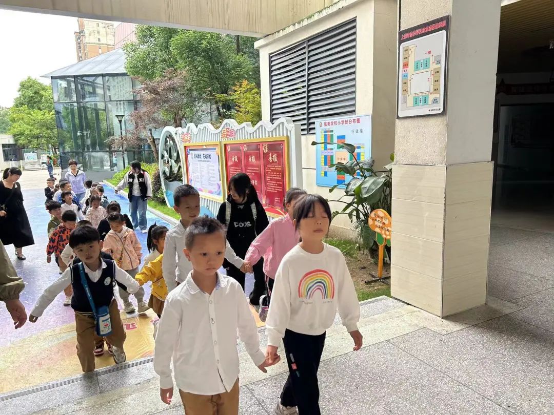 【党建+课程】初探小学,拥抱成长——上饶市信州区东都花园幼儿园参观小学活动 第26张