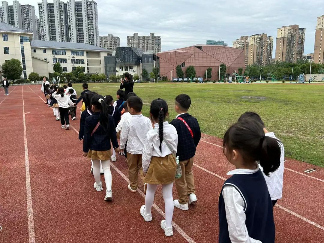 【党建+课程】初探小学,拥抱成长——上饶市信州区东都花园幼儿园参观小学活动 第55张