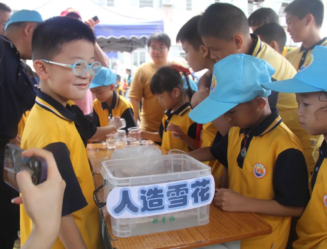 “体验科技魅力,放飞科学梦想”——新城小学科技成果展暨六一亲子游园活动盛大举行 第43张