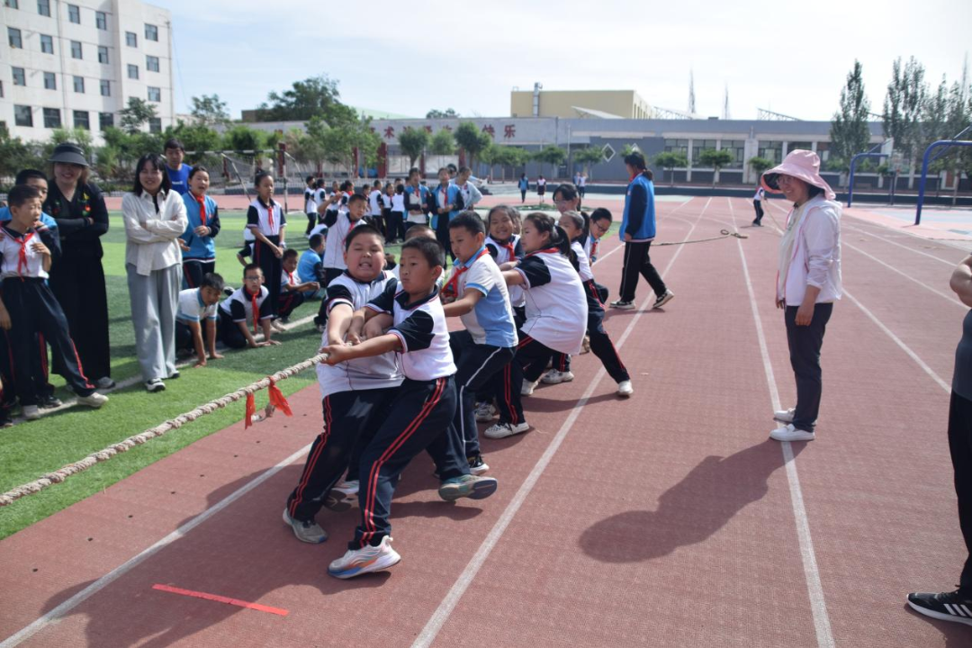 【童慧·义教优质均衡】海勃湾区滨河小学团结校区 2024年大手拉小手 弘扬蒙古马精神 春季趣味运动会 第25张