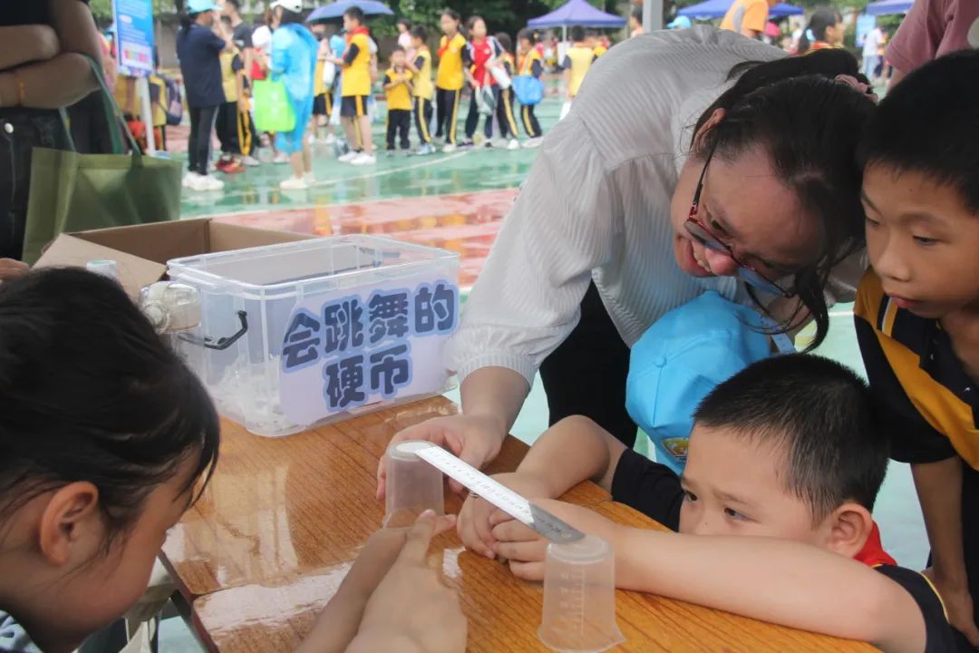 “体验科技魅力,放飞科学梦想”——新城小学科技成果展暨六一亲子游园活动盛大举行 第44张