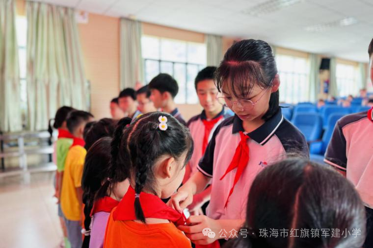 红领巾爱祖国——军建小学2024年中国少年先锋队新队员入队仪式 第33张