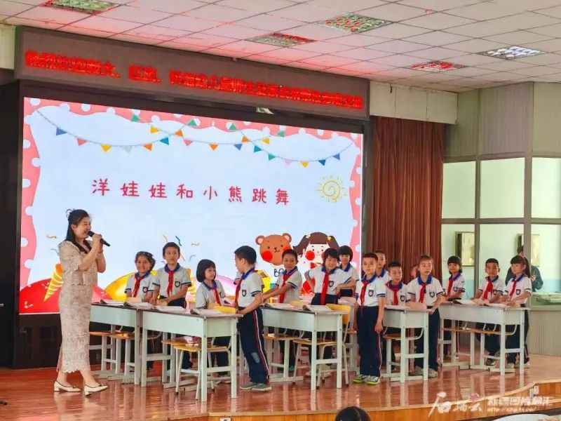 【石榴花开】乌市幼儿园萌娃进校园 感受小学生活 第2张