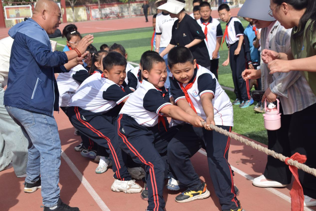 【童慧·义教优质均衡】海勃湾区滨河小学团结校区 2024年大手拉小手 弘扬蒙古马精神 春季趣味运动会 第28张