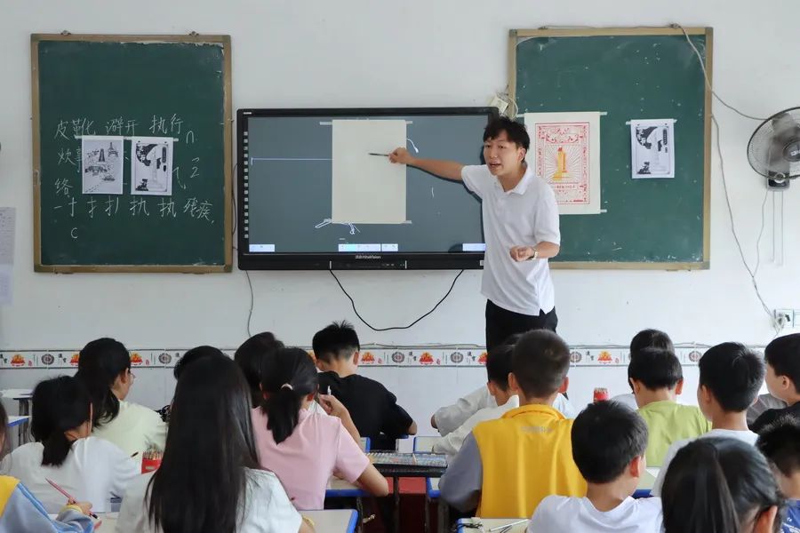 上饶科技中专与富林小学开展“乡村振兴你我同行”结对共建活动暨送教下乡“六一”慰问 第8张