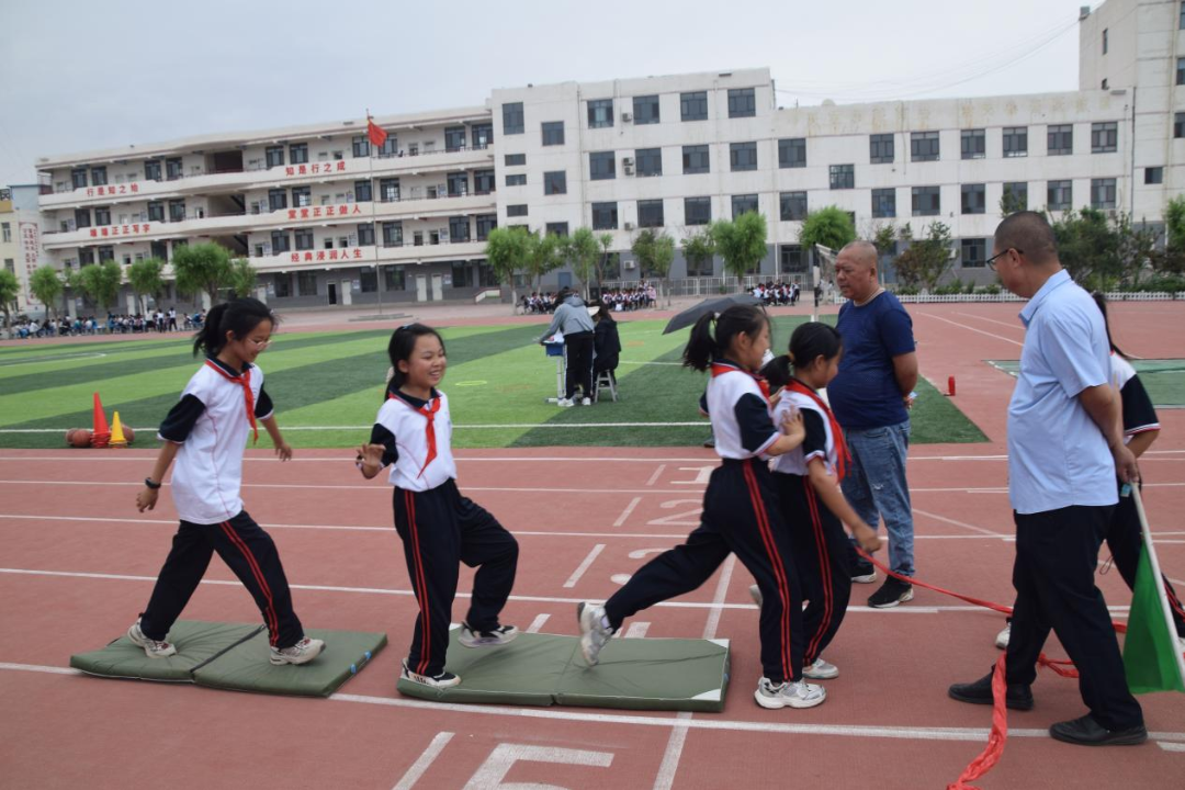 【童慧·义教优质均衡】海勃湾区滨河小学团结校区 2024年大手拉小手 弘扬蒙古马精神 春季趣味运动会 第9张