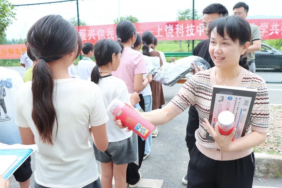 上饶科技中专与富林小学开展“乡村振兴你我同行”结对共建活动暨送教下乡“六一”慰问 第3张