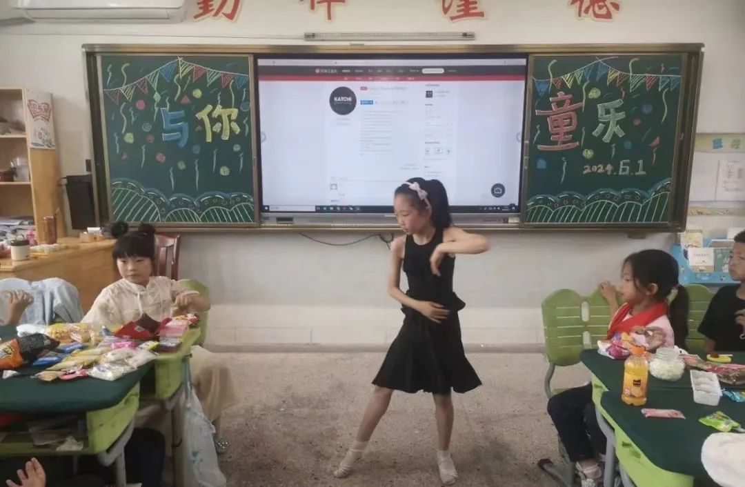 【张謇一小教育集团·五里树小学】童心欢歌  乐享六一——南通市五里树小学欢庆“六一”班级联欢 第28张