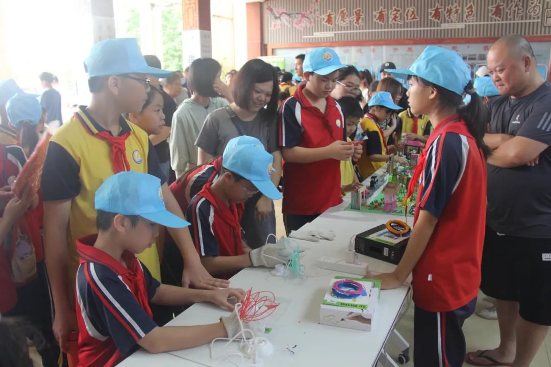 “体验科技魅力,放飞科学梦想”——新城小学科技成果展暨六一亲子游园活动盛大举行 第33张