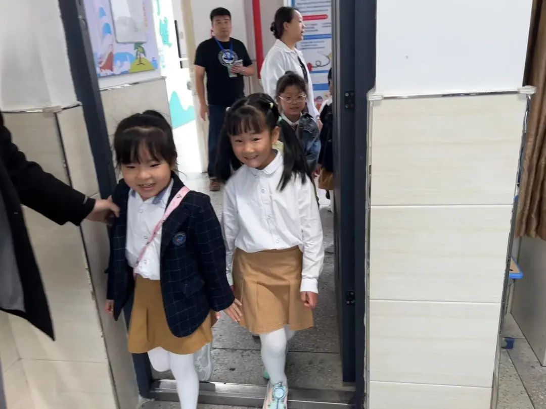 【党建+课程】初探小学,拥抱成长——上饶市信州区东都花园幼儿园参观小学活动 第33张