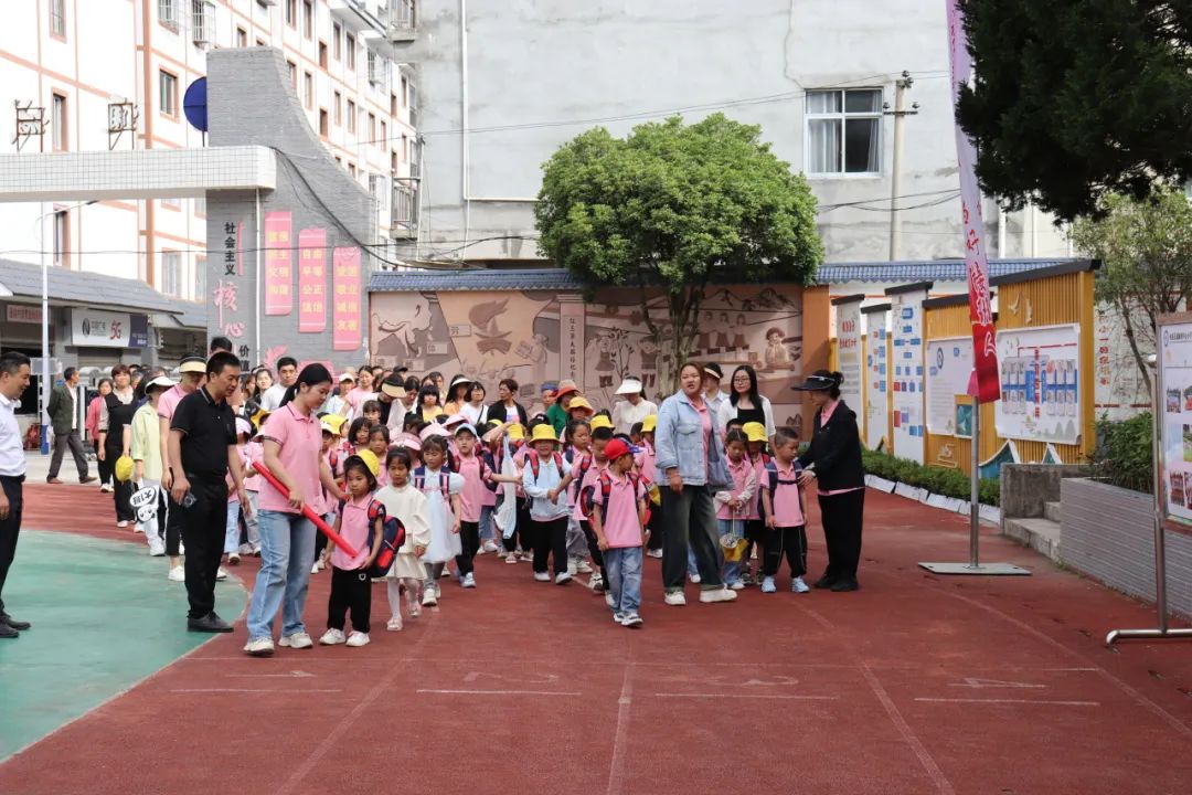 “叮咚,小学体验日” | 通城幼儿园幼儿走进通城小学参加半日体验活动 第3张