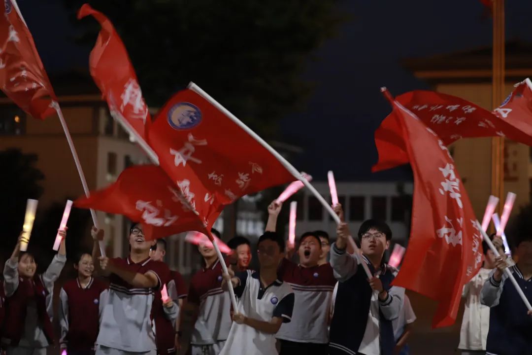 【高考加油】超燃!容一高中学子“喊楼”温情震撼!滚烫的青春不留遗憾(附现场视频) 第8张