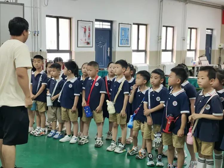 【向阳动态】初探小学 共赴成长——运城向阳学校师生迎接幼儿园小朋友到校参观体验 第11张