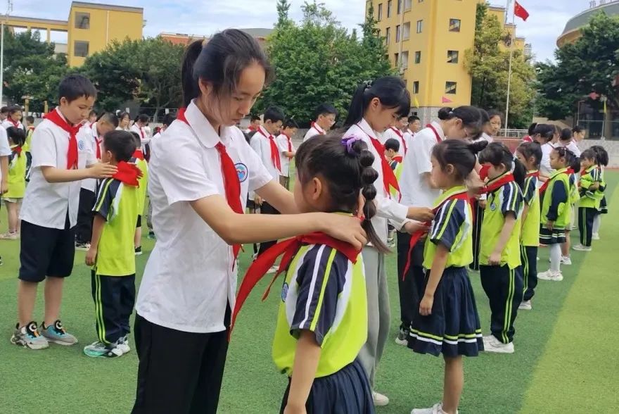 红领巾 爱祖国 | 彭山区各小学举行少先队新队员入队仪式暨“六一”主题活动 第30张