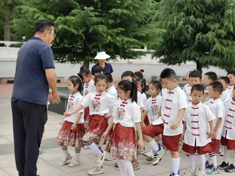 【向阳动态】初探小学 共赴成长——运城向阳学校师生迎接幼儿园小朋友到校参观体验 第3张