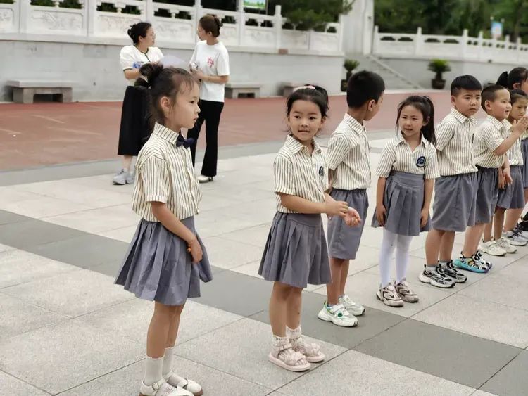 【向阳动态】初探小学 共赴成长——运城向阳学校师生迎接幼儿园小朋友到校参观体验 第4张