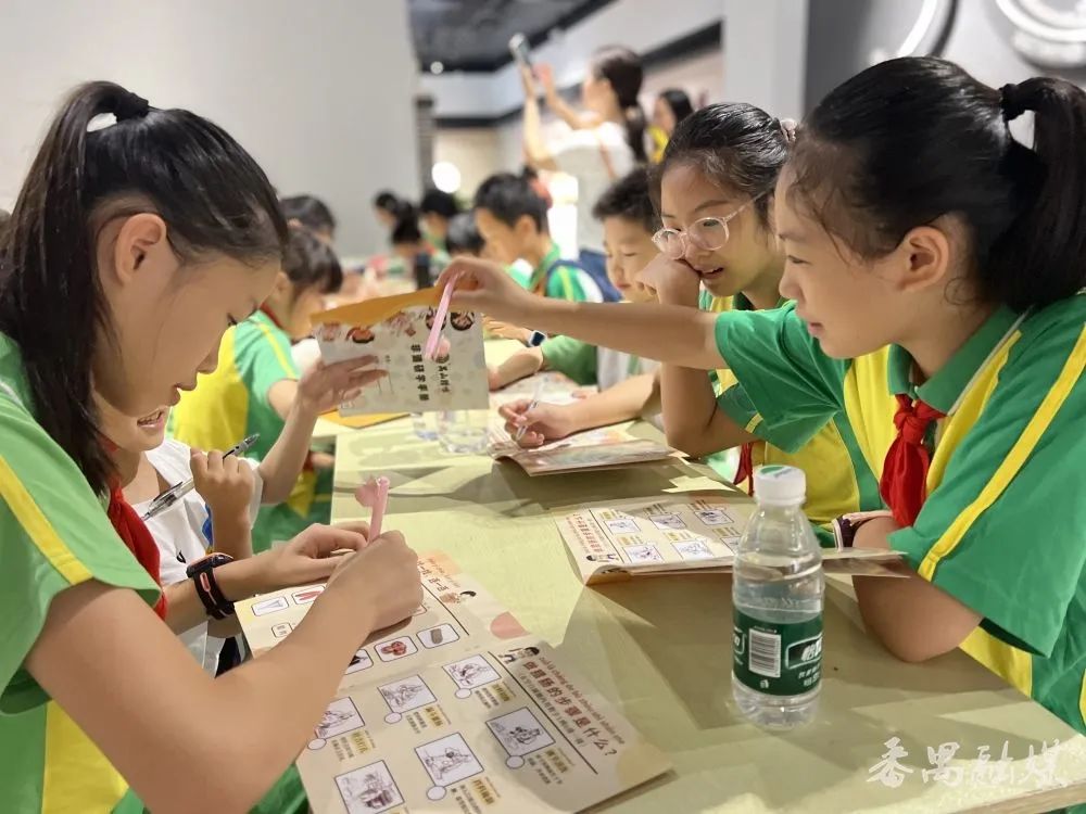 近距离接触腊味制作过程 番禺区沙湾中心小学家委会引导学生认识非物质文化遗产 第4张