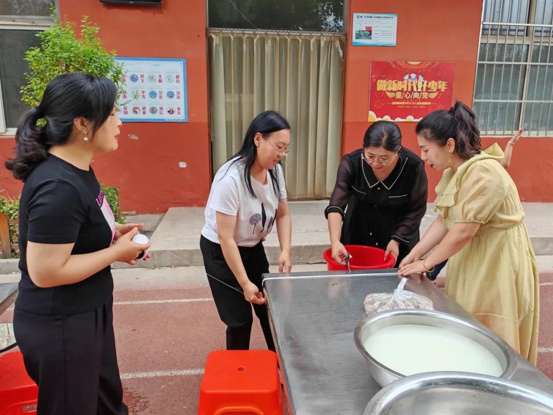 四型机关(学校)建设 || 沙河市第七小学“粽情端午 共言智善”教职工包粽子活动 第11张