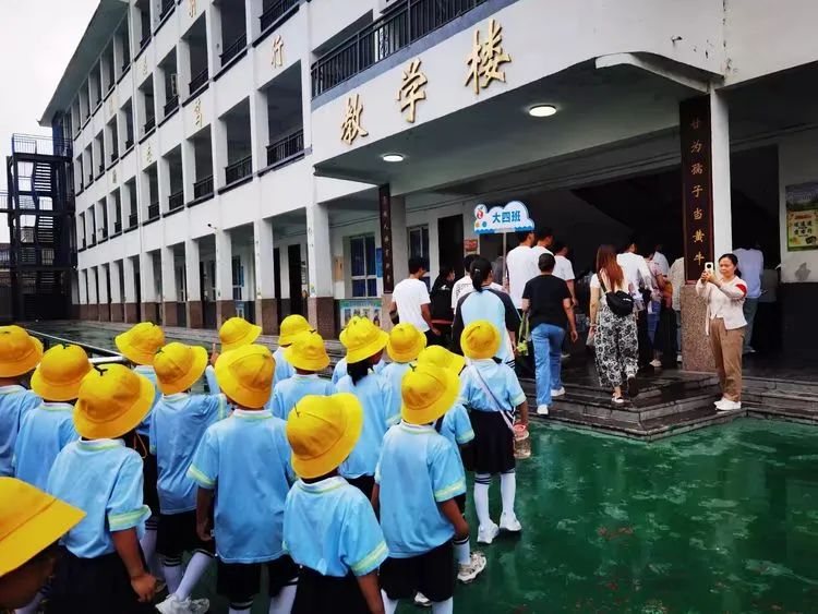 走进小学  “幼”见美好~~二实、二幼联合开展幼小衔接主题活动 第2张