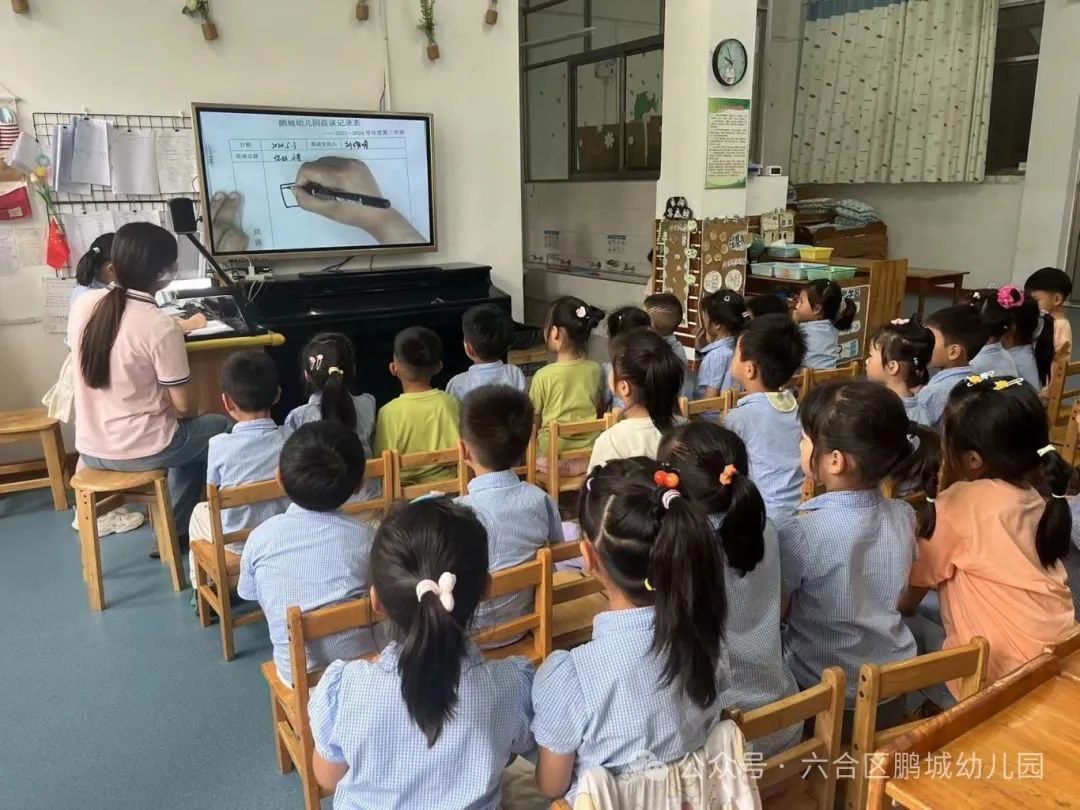 再进小学,亲身体验——鹏城幼儿园大班第二次参观小学活动 第11张