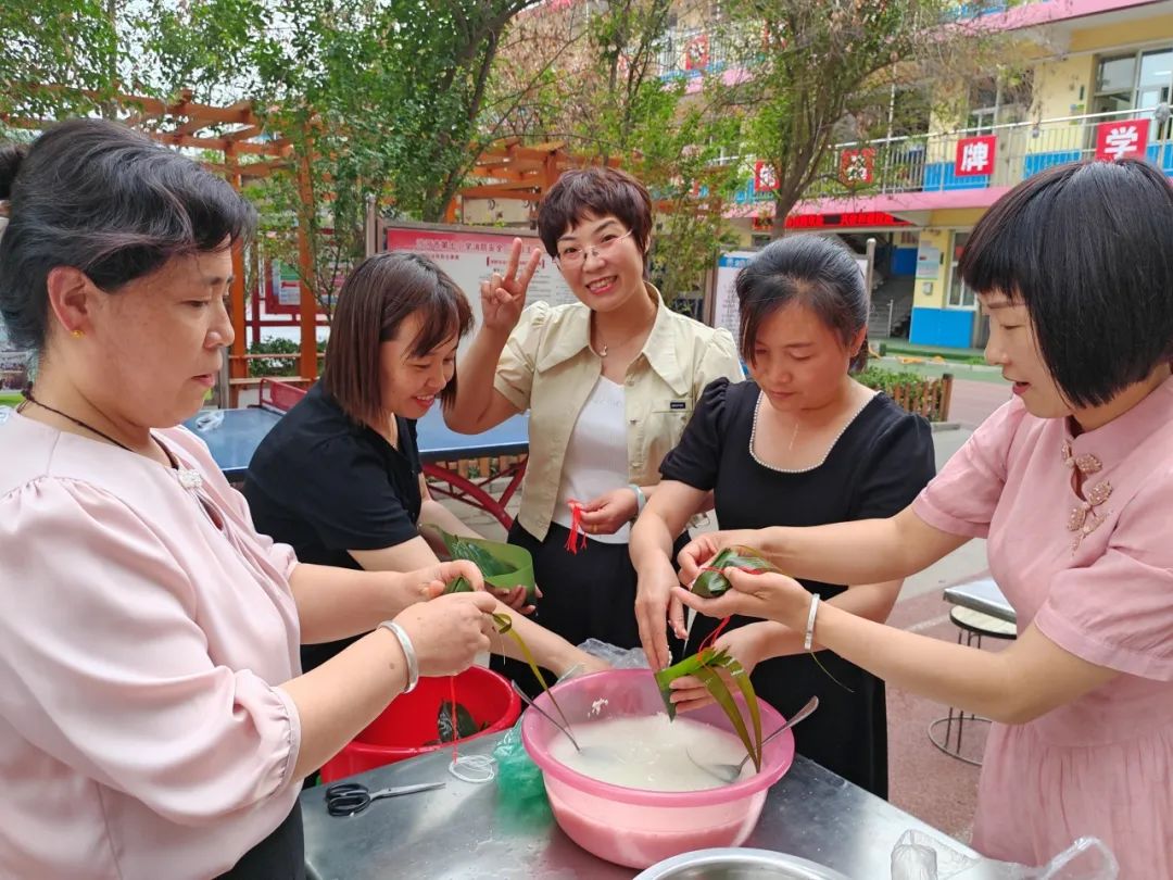 四型机关(学校)建设 || 沙河市第七小学“粽情端午 共言智善”教职工包粽子活动 第29张