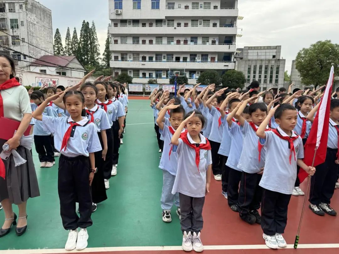 “红领巾爱祖国”——贵溪市实验小学一年级第一批少先队员入队仪式 第25张