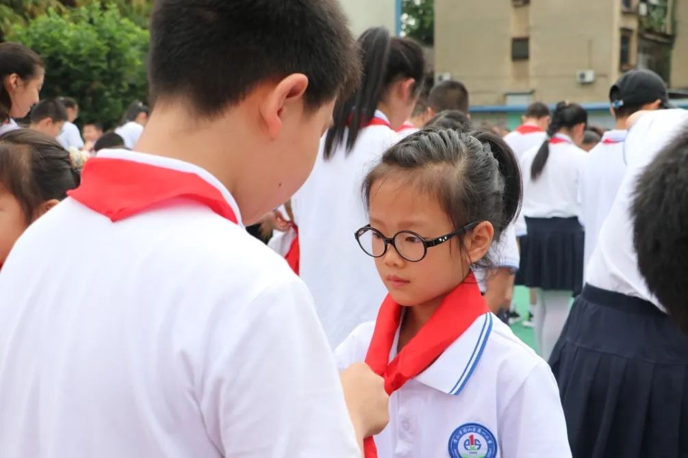 红领巾 爱祖国 | 彭山区各小学举行少先队新队员入队仪式暨“六一”主题活动 第17张