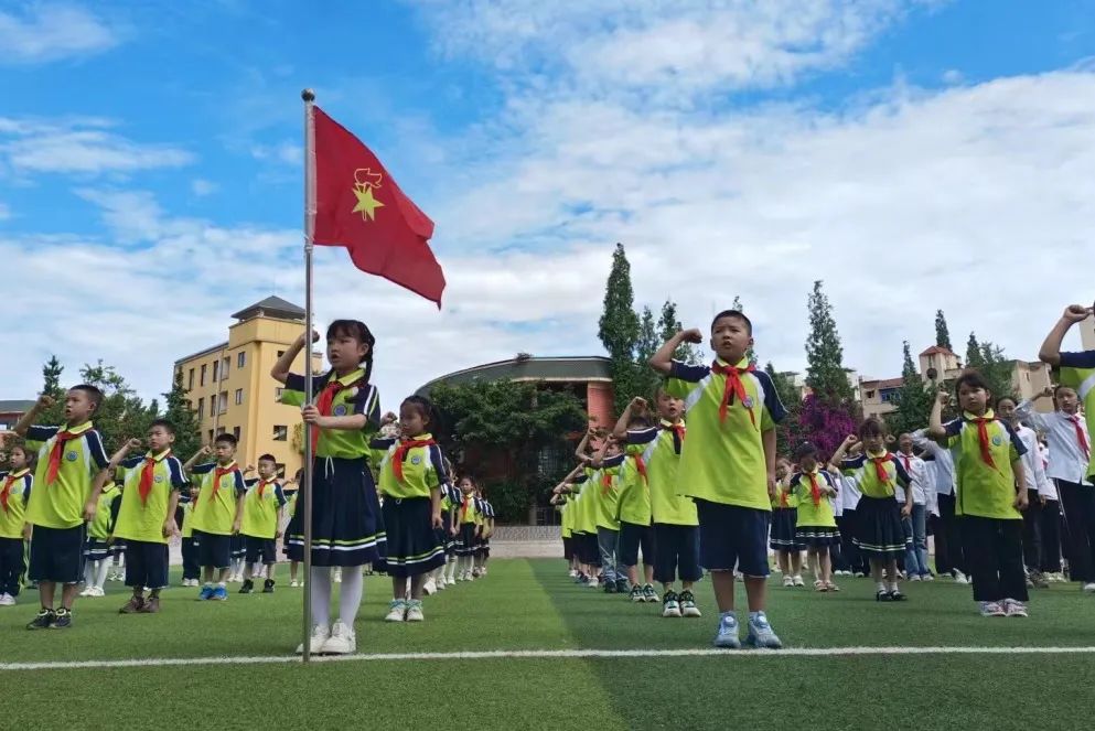 红领巾 爱祖国 | 彭山区各小学举行少先队新队员入队仪式暨“六一”主题活动 第34张