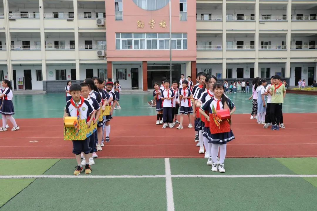 满满龙舟意 浓浓端午情——六安市城南小学举行“庆端午旱地赛龙舟”主题活动 第3张