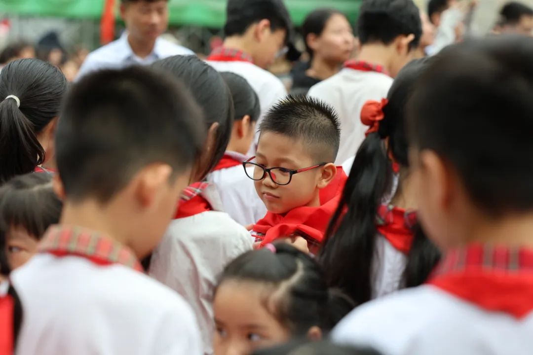 红领巾爱祖国——广州市花都区骏威小学2024年少先队新队员入队仪式 第15张