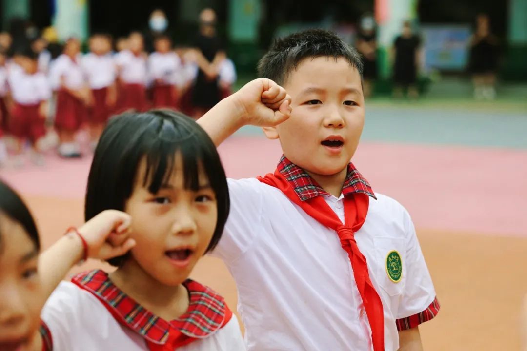 红领巾爱祖国——广州市花都区骏威小学2024年少先队新队员入队仪式 第19张