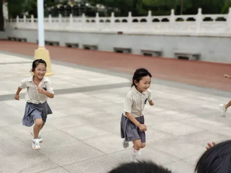 【向阳动态】初探小学 共赴成长——运城向阳学校师生迎接幼儿园小朋友到校参观体验 第24张