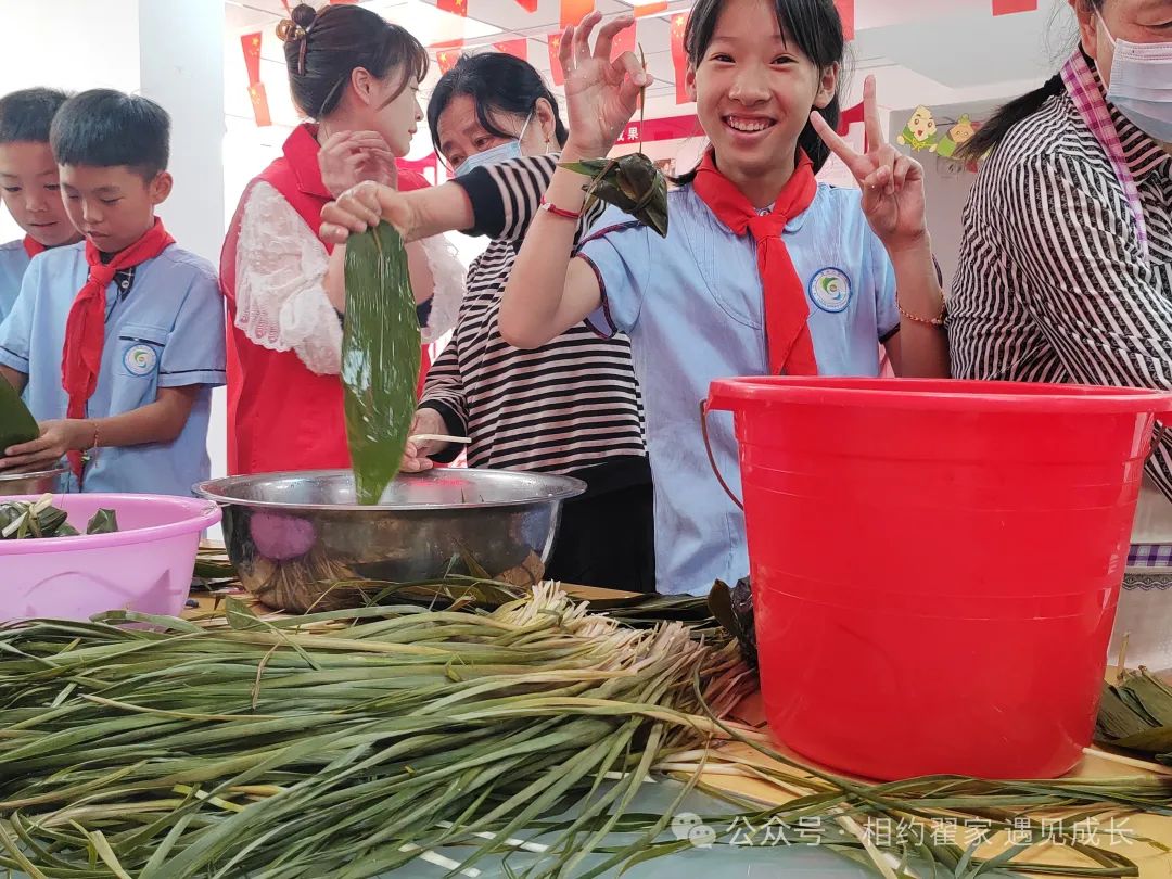 【翟家中心小学·党建+家训】浓情端午,诗韵飘香——曹家小学开展进宁民社区劳动实践活动 第9张