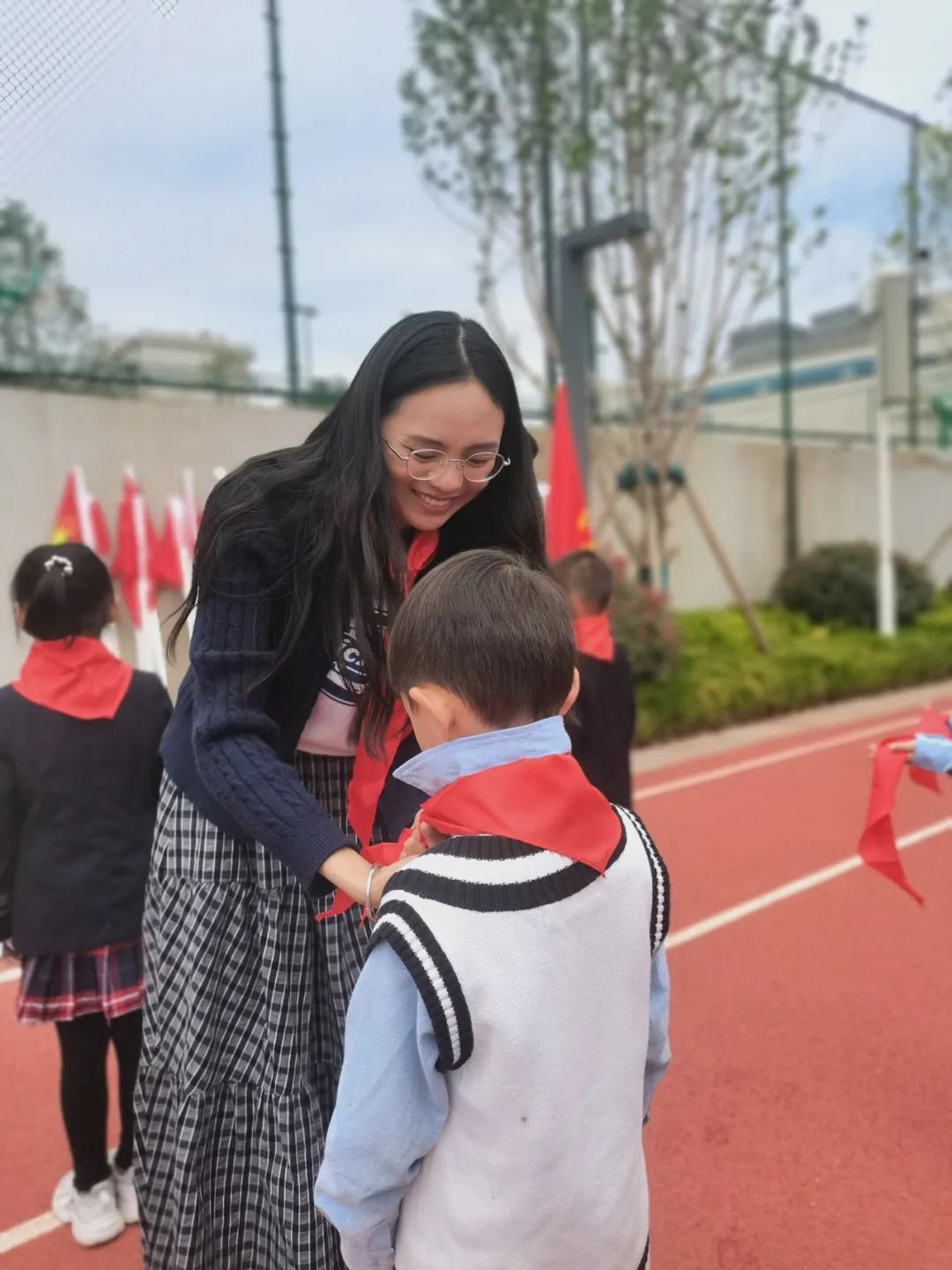 童心 同心 共成长——东华小学举行庆六一暨新队员入队仪式活动 第13张