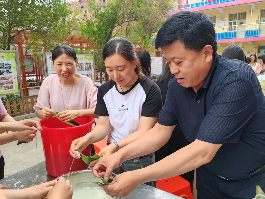 四型机关(学校)建设 || 沙河市第七小学“粽情端午 共言智善”教职工包粽子活动 第15张