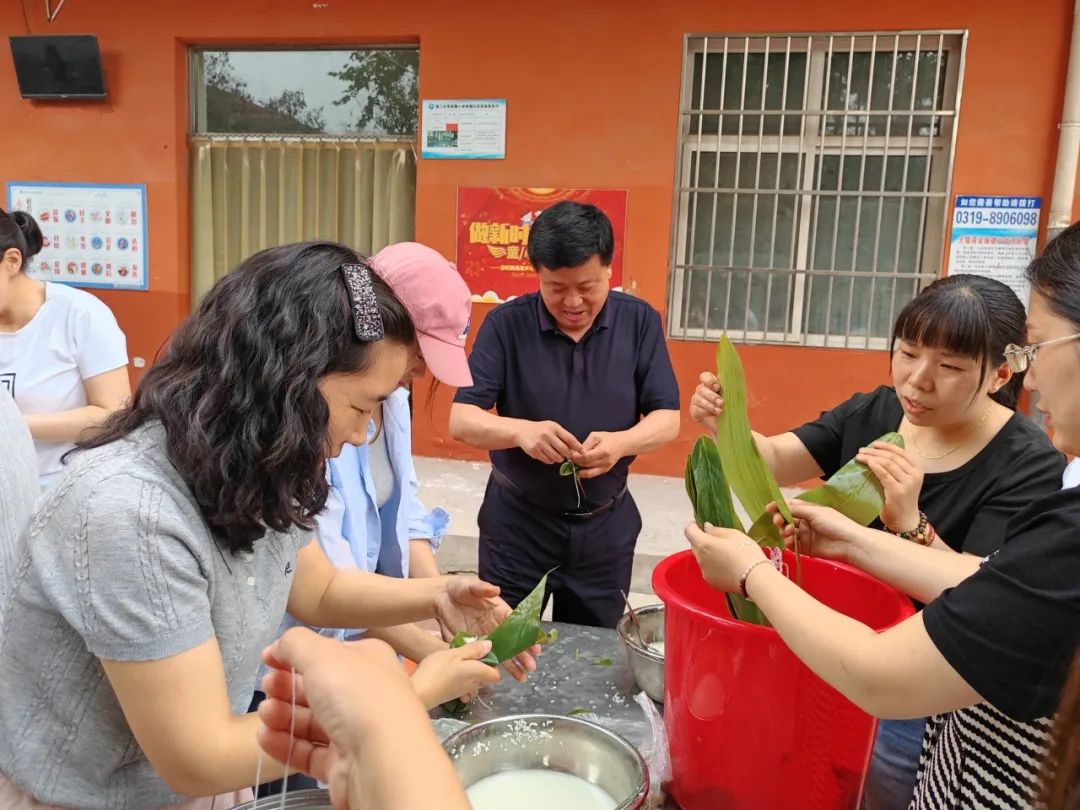 四型机关(学校)建设 || 沙河市第七小学“粽情端午 共言智善”教职工包粽子活动 第16张