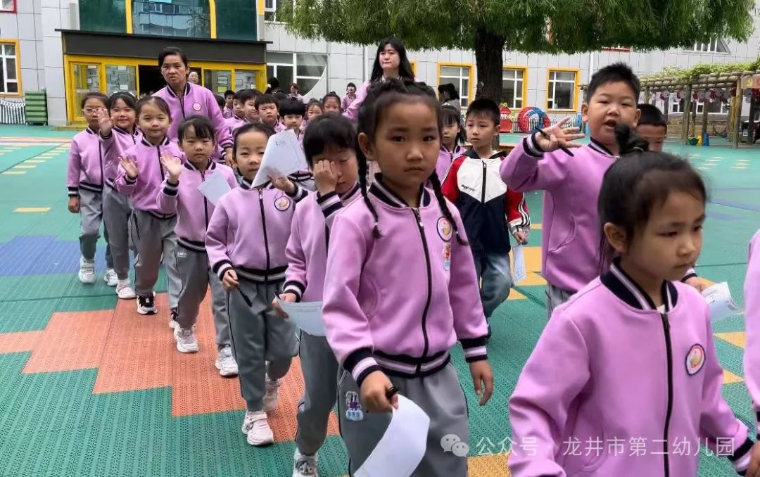 【幼儿活动】“趣”探小学,“幼”见成长——龙井市第二幼儿园携手龙井市东山实验小学开展参观小学活动 第7张