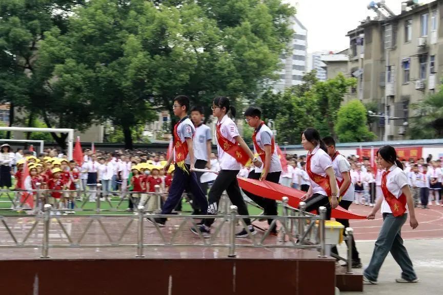 【附小德育】铜陵师范学校附属小学第十五周升旗仪式光荣护旗手 第4张