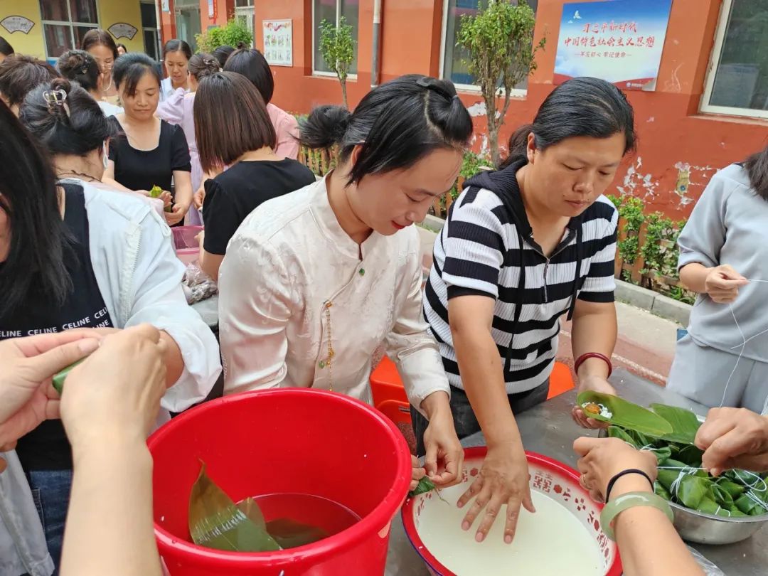 四型机关(学校)建设 || 沙河市第七小学“粽情端午 共言智善”教职工包粽子活动 第24张