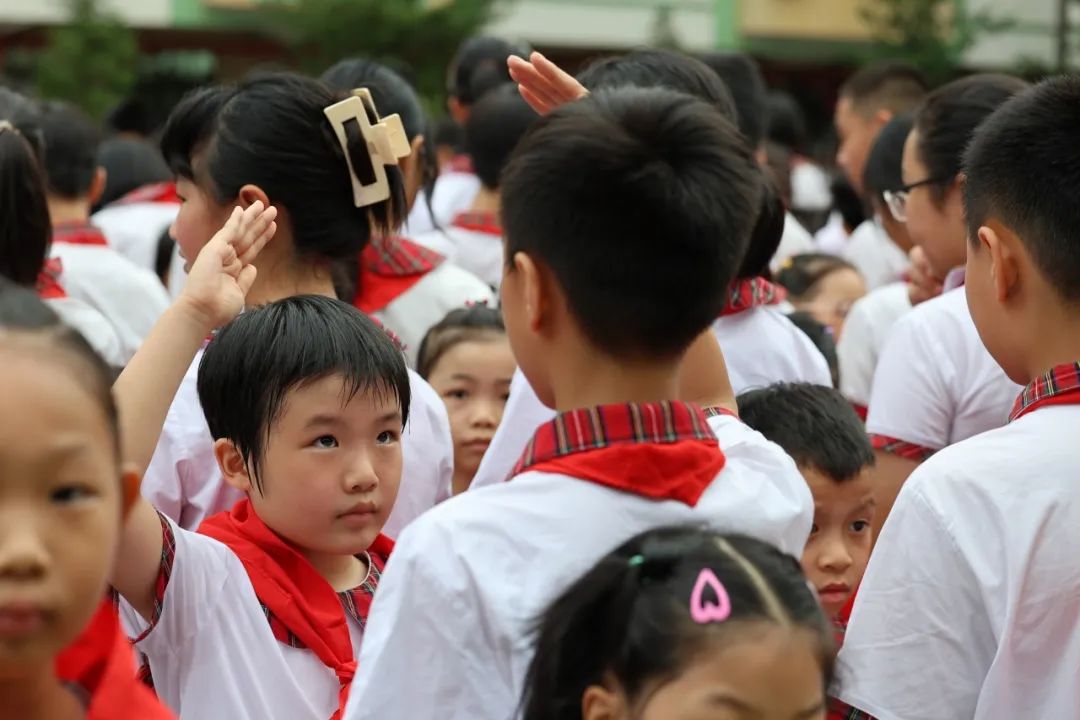 红领巾爱祖国——广州市花都区骏威小学2024年少先队新队员入队仪式 第14张