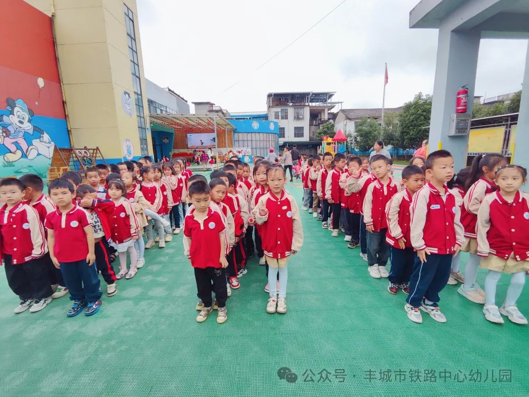 初探小学·礼遇成长——丰城市铁路中心幼儿园大班参观小学活动 第12张