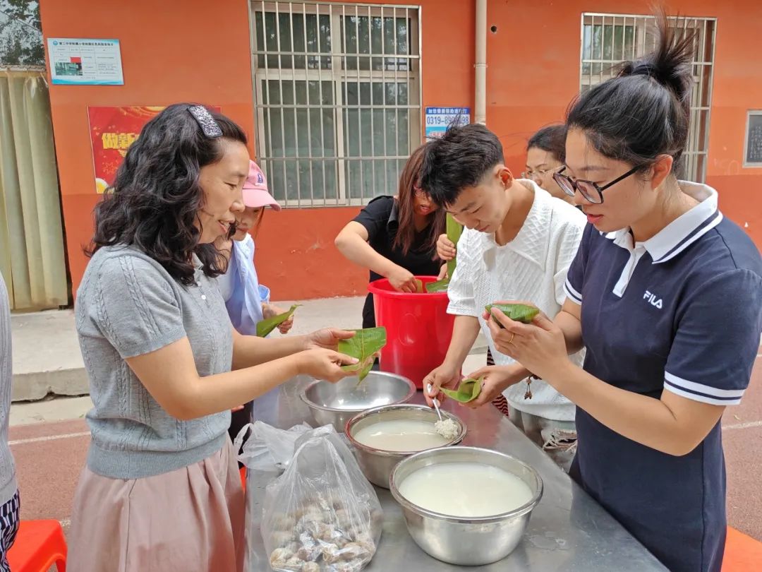 四型机关(学校)建设 || 沙河市第七小学“粽情端午 共言智善”教职工包粽子活动 第27张