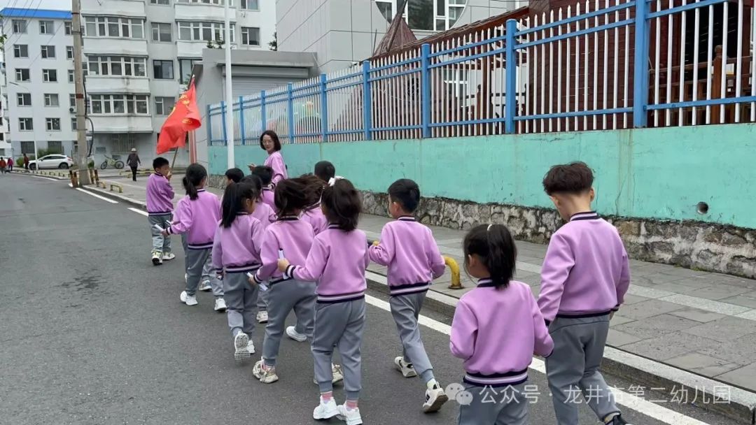 【幼儿活动】“趣”探小学,“幼”见成长——龙井市第二幼儿园携手龙井市东山实验小学开展参观小学活动 第9张