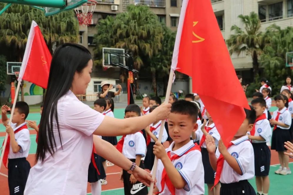 红领巾 爱祖国 | 彭山区各小学举行少先队新队员入队仪式暨“六一”主题活动 第19张