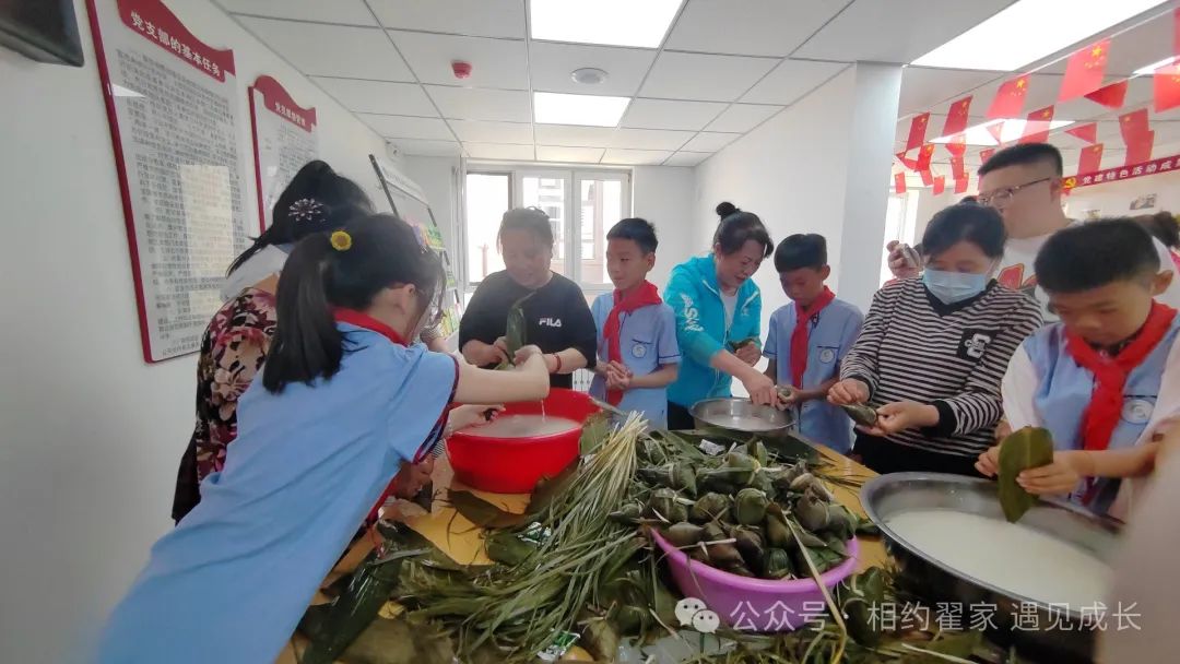 【翟家中心小学·党建+家训】浓情端午,诗韵飘香——曹家小学开展进宁民社区劳动实践活动 第15张