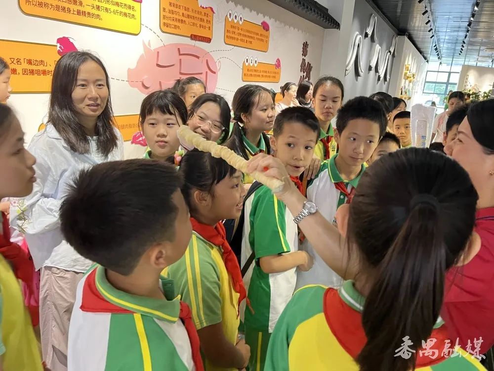 近距离接触腊味制作过程 番禺区沙湾中心小学家委会引导学生认识非物质文化遗产 第3张